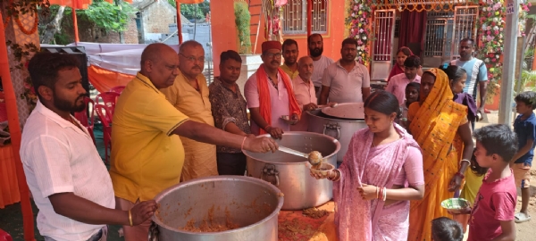 भंडारे में प्रसाद ग्रहण करते लोग