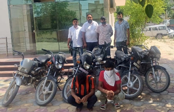 पकड़े गए बाइक चोर गिरोह के सदस्य।