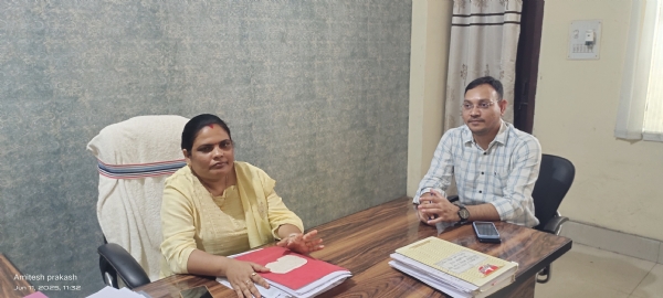 अंचल अधिकारी से बात करती अपर समाहर्ता