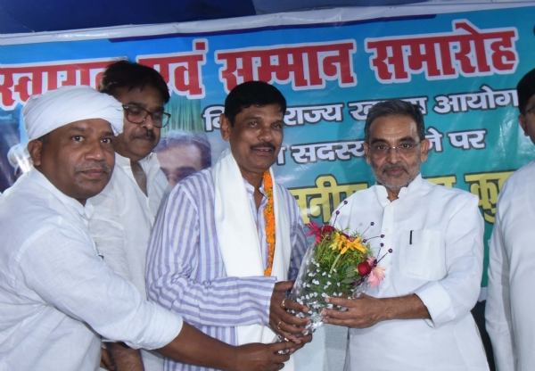 राष्ट्रीय लोक मोर्चा अध्यक्ष उपेन्द्र कुशवाहा नव नियुक्त बिहार राज्य खाद्य आयोग के सदस्य अंगद कुशवाहा को सम्मनित करते