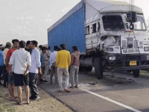 बारातियों से भरी जीप और ट्रक की आमने-सामने की टक्कर के बाद माैके पर जमा भीड़