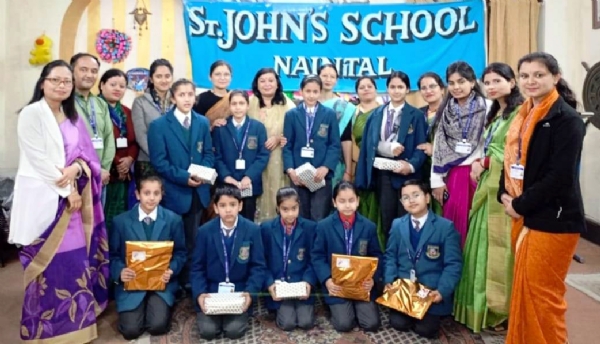 सेंट जॉन्स स्कूल में चित्रकला प्रतियोगिता के विजेता पुरस्कार प्राप्त करते हुए। सेंट जॉन्स स्कूल में चित्रकला प्रतियोगिता के विजेता पुरस्कार प्राप्त करते हुए।