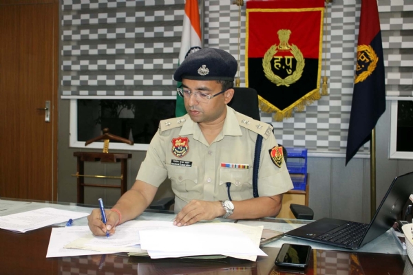 पुलिस अधीक्षक शशांक कुमार सावन।