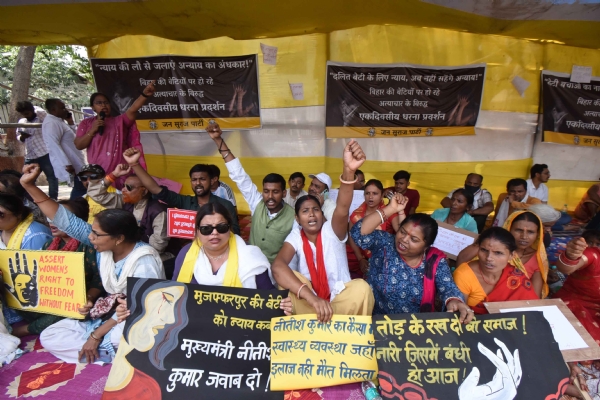 मुजफ्फरपुर की  नाबालिग दलित बलात्कार पीड़िता का अस्पताल में इलाज के दौरान मौत के बाद जन सुराज कार्यकर्ताओं का विरोध मे धरना प्रदर्शन