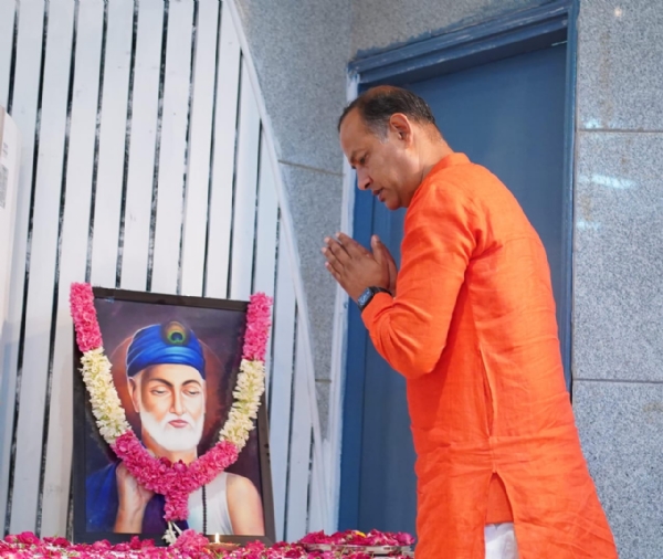 दिल्ली सचिवालय में बुधवार को कबीर जयंती पर आयोजित समारोह में कबीर के चित्र पर पृष्प अर्पित करते मंत्री रविंद्र इंद्राज