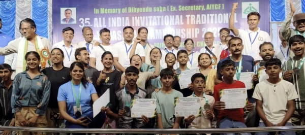 राष्ट्रीय योगा चैम्पियनशिप में पदक विजेता हरियाणा के खिलाड़ी अधिकारियों के साथ।
