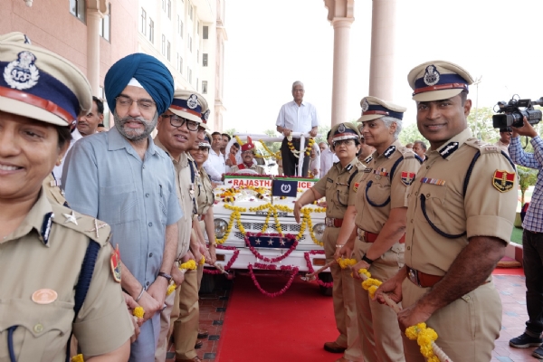 डीजीपी  साहू को पारंपरिक रस्मों के साथ पुलिस अधिकारियों एवं जवानों ने  कार को रस्सों से खींचकर उन्हें सम्मान पूर्वक दी विदाई