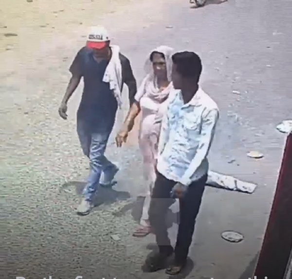 महिला के साथ सड़क पर ठग युवक कैमरे में