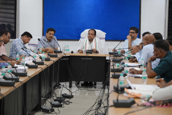बैठक में शामिल मंत्री इरफान अंसारी व अन्यद अधिकारी पदाधिकारीगण
