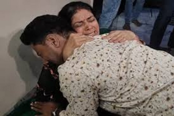 राजा की मां से गले मिलकर रोया सोनम का भाई