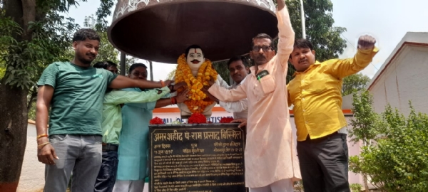 128 वीं जन्म जयंती पर गोरखपुर जेल स्थित बलिदान स्थली शिद्दत से याद किए गए काकोरी घटना के महानायक पंडित राम प्रसाद बिस्मिल*