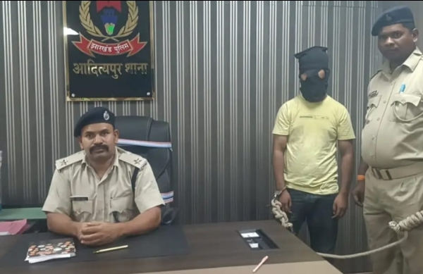 गिरफ्तारी की जानकारी देती पुलिस