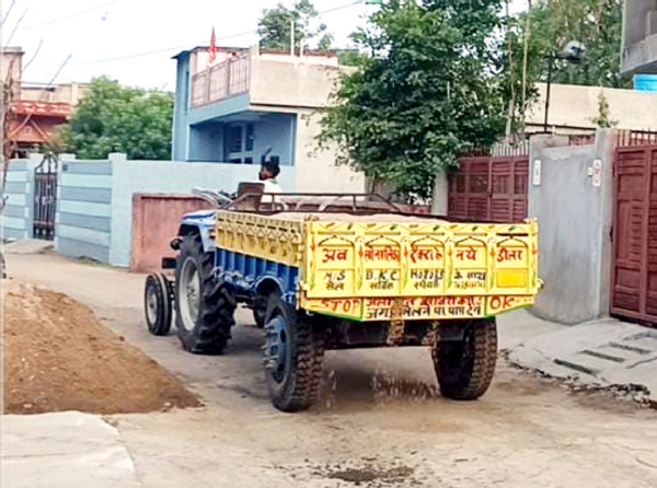बालू ढुलाई में लगा ट्रैक्टर