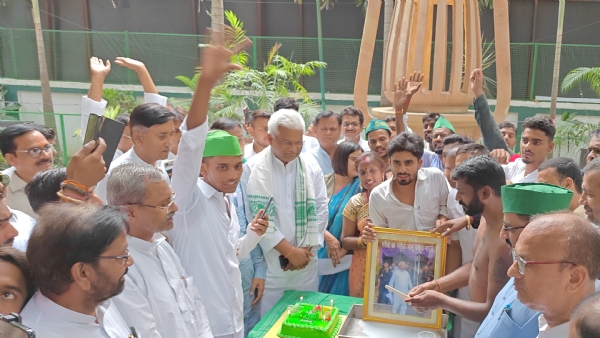 राष्ट्रीय जनता दल कार्यालय में लालू प्रसाद यादव का जन्मदिन मानते पार्टी के कार्यकर्ता एवं समर्थनक