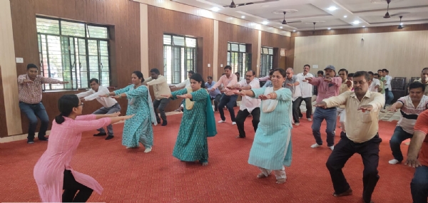 जमालपुर योग करते ब्लाककर्मी।