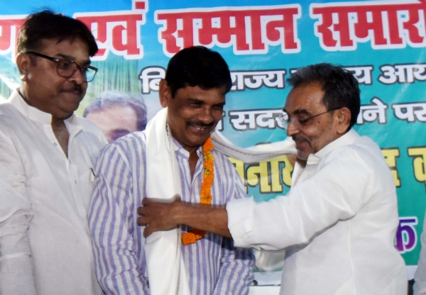राष्ट्रीय लोक मोर्चा अध्यक्ष उपेन्द्र कुशवाहा नव नियुक्त बिहार राज्य खाद्य आयोग के सदस्य अंगद कुशवाहा को सम्मनित करते