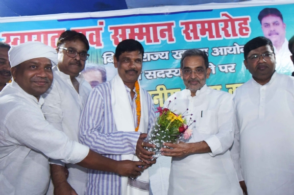 राष्ट्रीय लोक मोर्चा अध्यक्ष उपेन्द्र कुशवाहा नव नियुक्त बिहार राज्य खाद्य आयोग के सदस्य अंगद कुशवाहा को सम्मनित करते