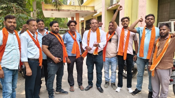 सीएमओ कार्यालय पर प्रदर्शन करते शिव सैनिक।