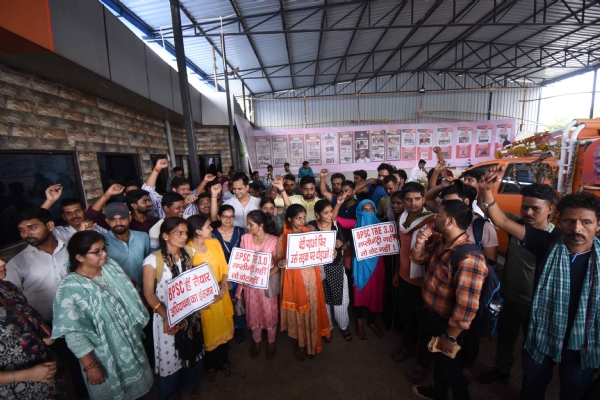 बिहार लोक सेवा आयोग (बीपीएससी) टीआरई 3.0 के अभ्यर्थी पूरक परिणाम की मांग को लेकर भाजपा कार्यालय मे प्रदर्शन करते