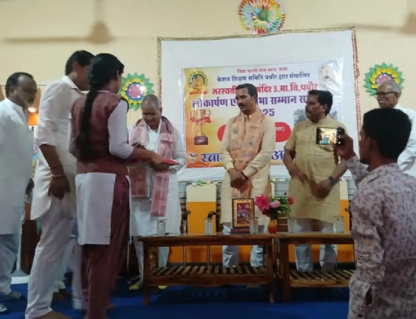 शिक्षा के साथ संस्कार देने की व्यवस्था है-सांसद शिक्षा के साथ संस्कार देने की व्यवस्था है-सांसद