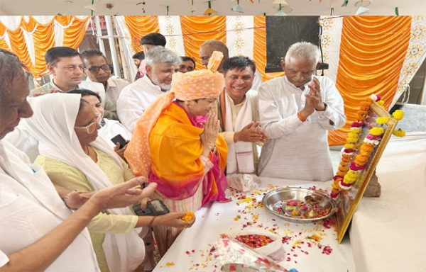 सोनीपत: संत कबीरदास के चित्र पर सांसद कुमारी सैलजा पूष्प कर्पित करते हुए