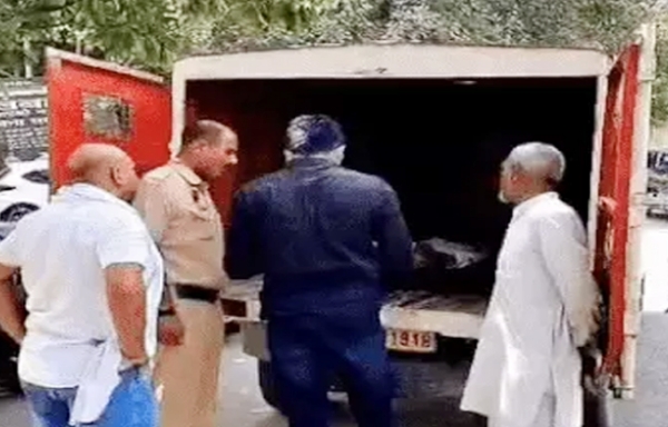 सोनीपत: चौकीदार की जानकारी परिजन पुलिसकर्मी को देते हुए ।