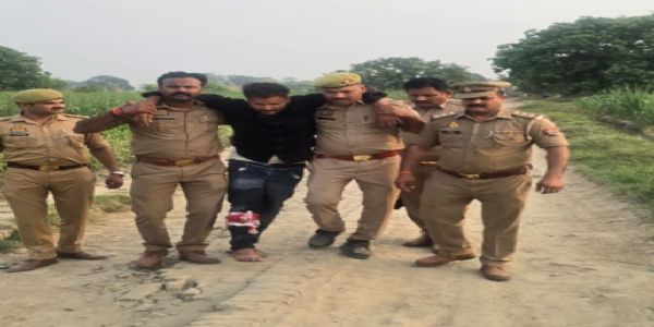 शातिर लुटेरा पुलिस मुठभेड़ में गिरफ्तार, नाै लाख बरामद