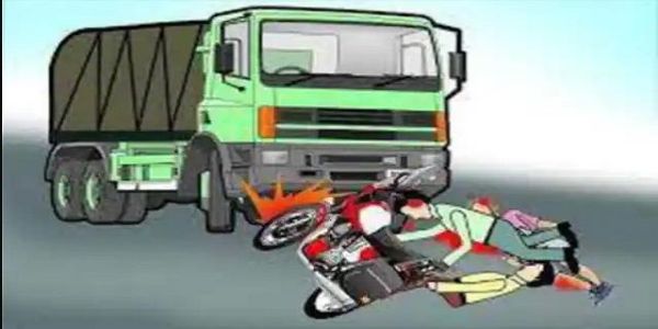 बाईक तेज रफ्तार ट्रक से टकराई, बाइक सवार युवक की हुई माैत, दाे गंभीर