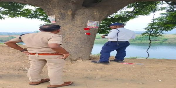 हादसों पर अंकुश लगाने यातायात पुलिस ने लगाए रिफ्लेक्टर लाइट