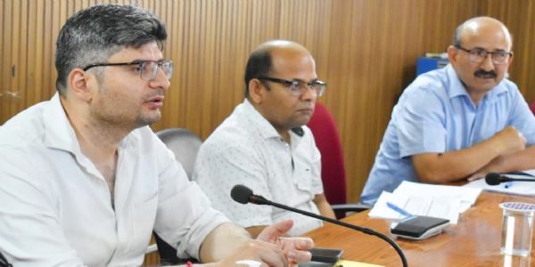 जलाशयों के संरक्षण में तेजी लाई जाए : डीएम
