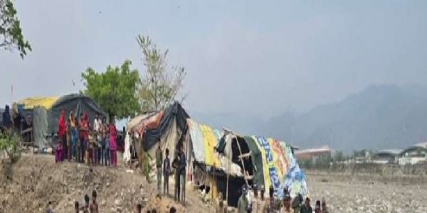 वन विभाग की टीम ने गौला नदी किनारे बनी अवैध झोपड़ियां हटाईं