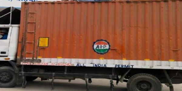 फलों के नीचे 750 किग्रा प्रतिबंधित पॉलिथीन छिपाकर ला रहा ट्रक पकड़ा