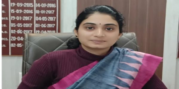 मुख्य विकास अधिकारी ने निर्माणाधीन स्टेडियम की जांच के दौरान बाउंड्रीवाल के निर्माण में गड़बड़ी पकड़ी