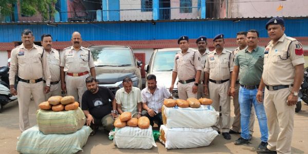 दो कारों से 105 किलो गांजा जब्त, तीन तस्कर गिरफ्तार