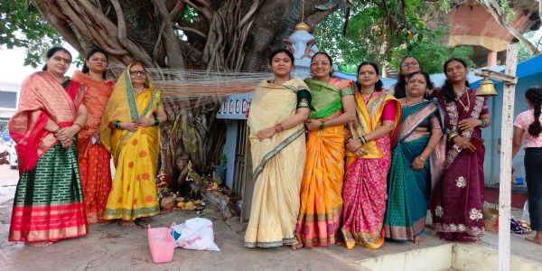 पति के दीर्घायु के लिए मराठा समाज की महिलाओं ने की वट वृक्ष की पूजा