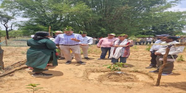 जर्मन एंबेसी के सदस्य पहुंचे रामगढ़, मनरेगा से किए गए बागवानी कर लिया जायजा