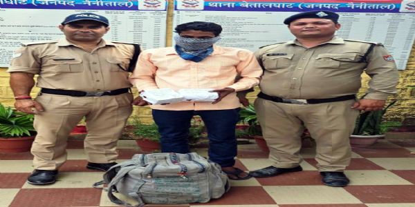 शराब के टेट्रा पैक के साथ ग्रामीण गिरफ्तार