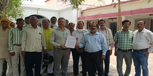 जालौन में हिंदुस्तान यूनिलीवर के कर्मचारियों ने प्रबंधन पर लगाया धोखाधड़ी का आरोप