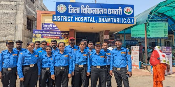 हड़ताली सुरक्षा गार्ड जिला अस्पताल में काम पर लौटे