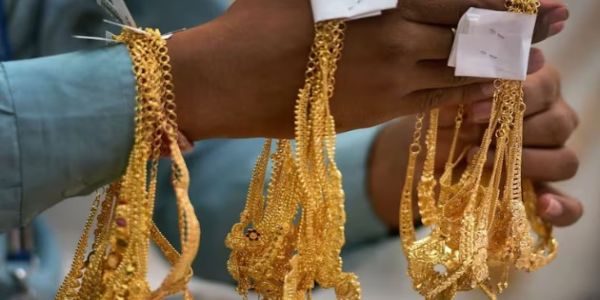 सर्राफा बाजार में लगातार चौथे दिन सोने की कीमत में गिरावट, चांदी में तेजी जारी