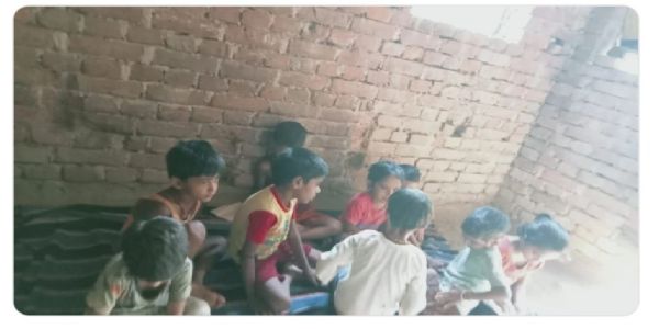 भीषण गर्मी में भी आंगनबाड़ी केंद्र के नौनिहालों को नही मिला ग्रीष्मावकाश