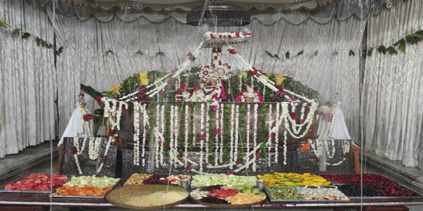 गोविन्द देव जी मंदिर में सजी जल विहार झांकी:भगवान को लगाया ऋतु व्यंजनों फलों का भोग