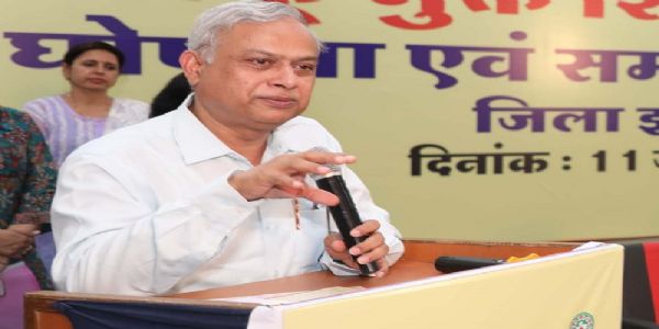 विद्यार्थी आभासी दुनिया से बाहर निकलकर मेहनती और कौशलपूर्ण व्यक्तियों को अपना आदर्श बनाएं: संभागायुक्त