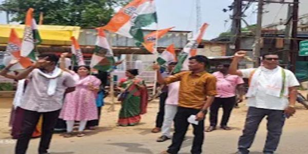 कांग्रेस ने भैरमगढ़ बस स्टैंड में युक्तियुक्तकरण के विराेध में किया प्रदर्शन