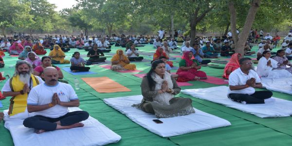 ग्रेटर निगम मुख्यालय पर अधिकारी-कर्मचारियों ने किया योगाभ्यास