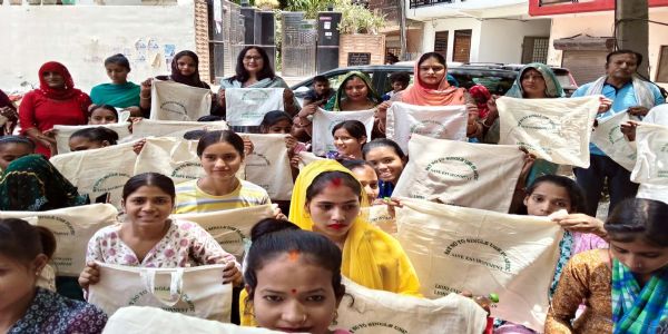 मानेसर की मेयर ने कपड़े के थैले बांट क्षेत्र को पॉलिथीन मुक्त बनाने का दिया संदेश