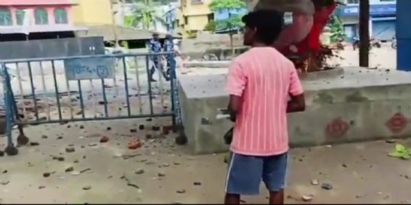 महेशतला में दो समुदायों में झड़प, पुलिस पर पत्थरबाजी कई घायल