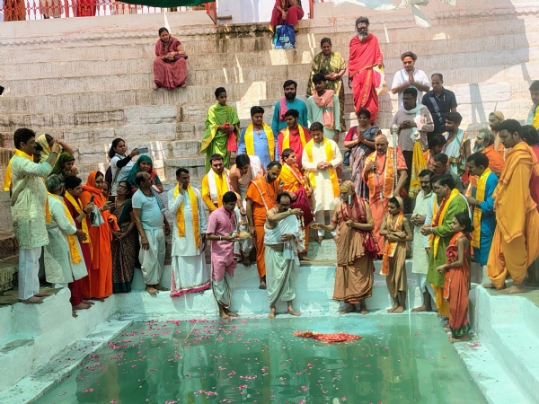 कुंड का पूजन करते शंकराचार्य कुंड का पूजन करते शंकराचार्य