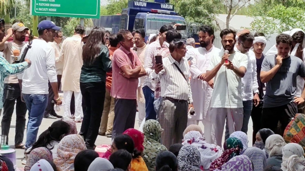 छात्रों के धरना-प्रदर्शन को संबोधित करते एसएफआई के जिला सचिव सुखदेव बूरा।
