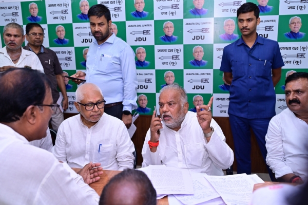 जदयू ऑफिस में मंत्री सरवन कुमार कार्यकर्ता दरबार में सुनवाई करते हुए